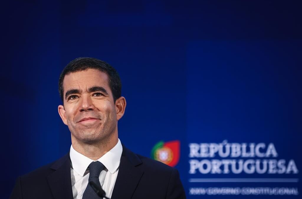 Portugal pode ter novas eleições com processo de regularização de imigrantes em andamento.